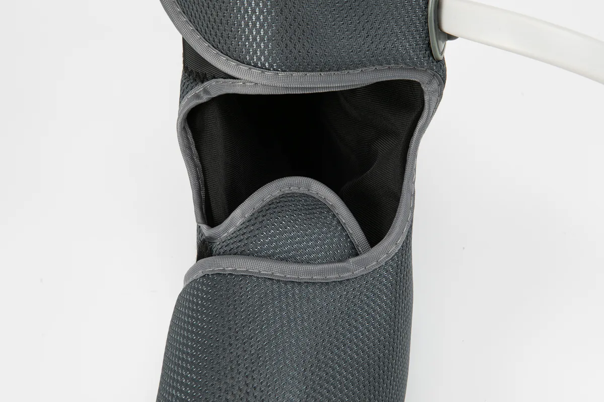 802A leg wrap knee opening detail