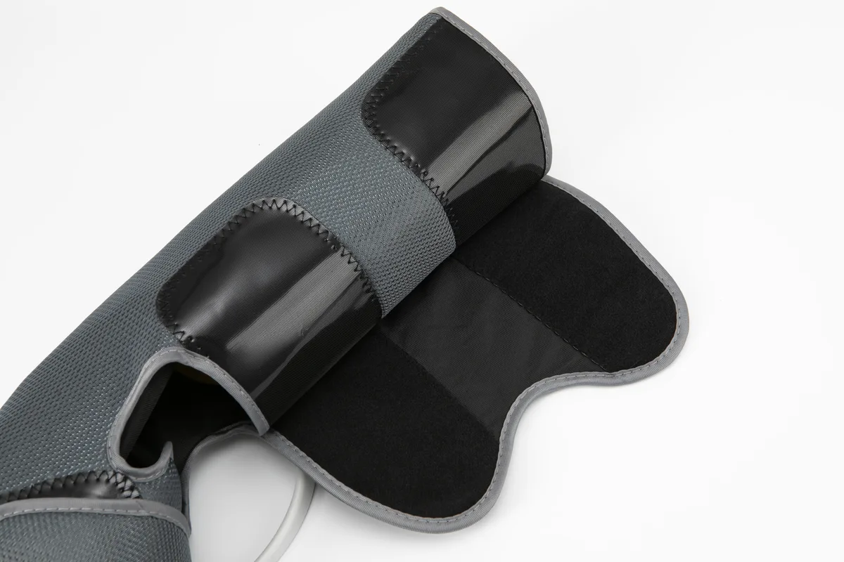 802A leg wrap interior and strap detail